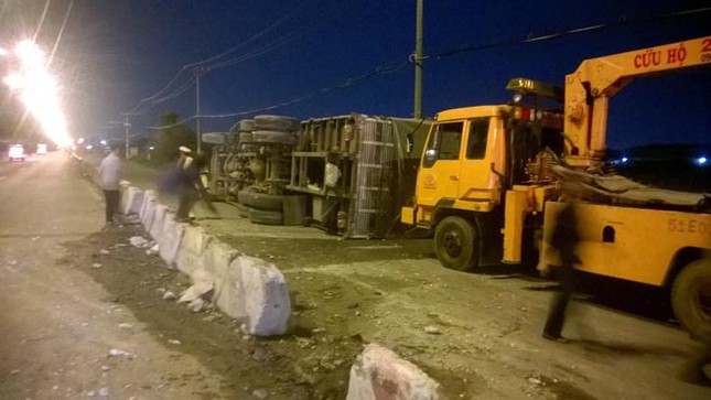 Xe tải chở mỳ lật giữa đường ảnh 1